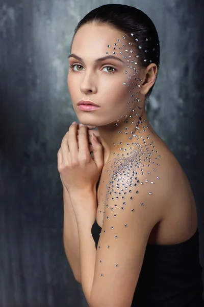 Retrato de beleza de uma menina bonita nas rochas — Fotografia de Stock