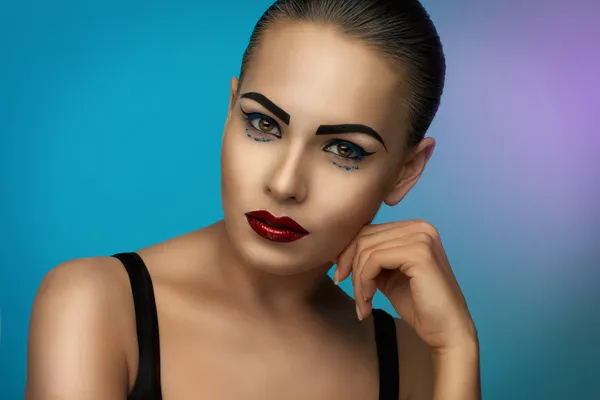 Hermoso retrato de una joven con maquillaje brillante — Foto de Stock