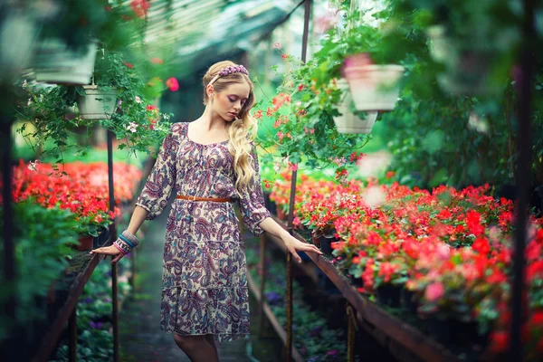 Mooi meisje in de bloemen — Stockfoto