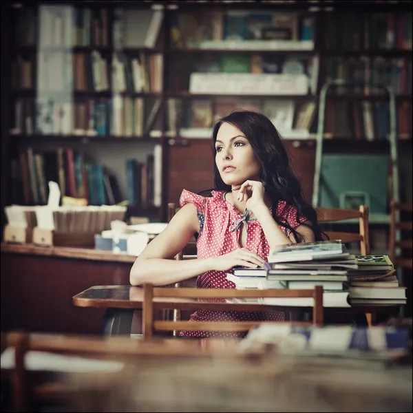 Flicka i biblioteket — Stockfoto