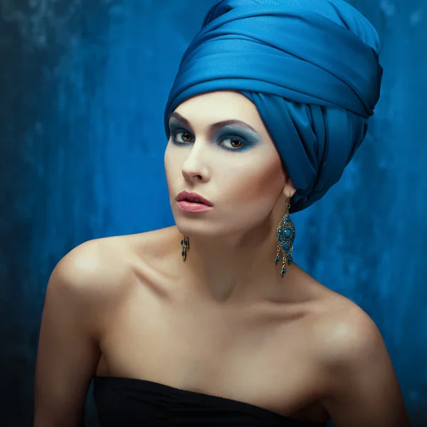 Eastern stijlvolle dame met een tulband op zijn hoofd — Stockfoto