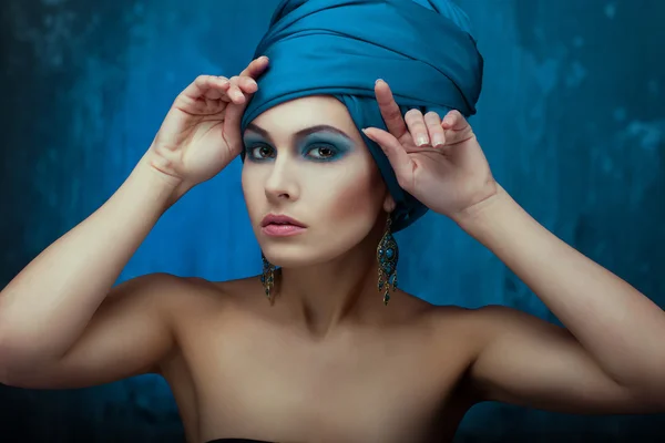 Eastern stylish girl with a turban on his head — Stock Photo, Image