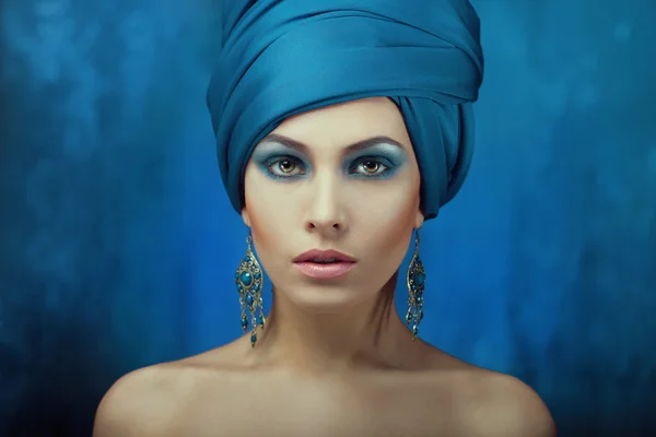 Orientale elegante ragazza con un turbante sulla testa — Foto Stock