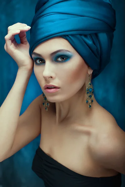 Eastern stylish girl with a turban on his head — Stock Photo, Image