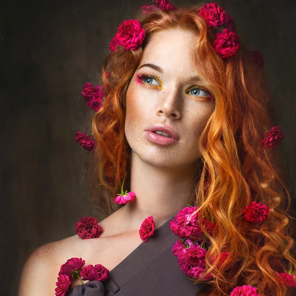 Ragazza dai capelli rossi in fiori — Foto Stock