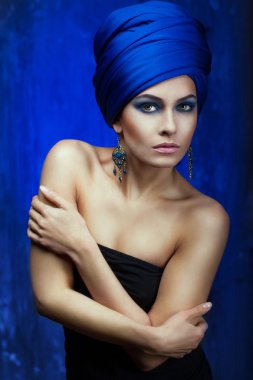 kafasına türban ile Doğu şık kız