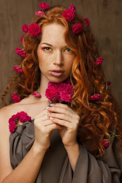 A virágok a vörös hajú lány — Stock Fotó