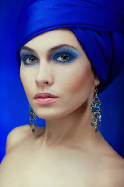 Eastern stylish girl with a turban on his head — Stock Photo, Image