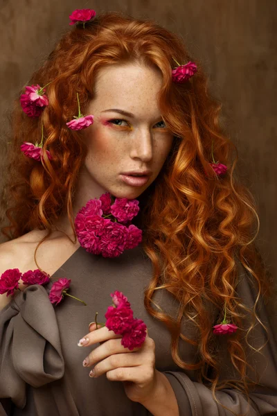 Rødhåret jente med blomster – stockfoto