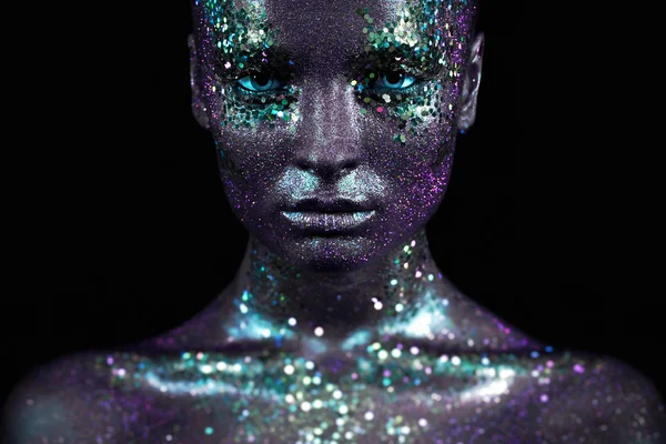 yanıp sönen güzel bir kadın portresi