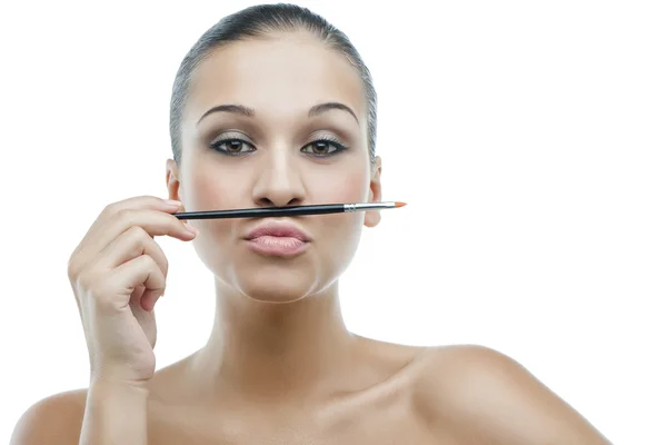 Ung kvinna göra make-up sig — Stockfoto
