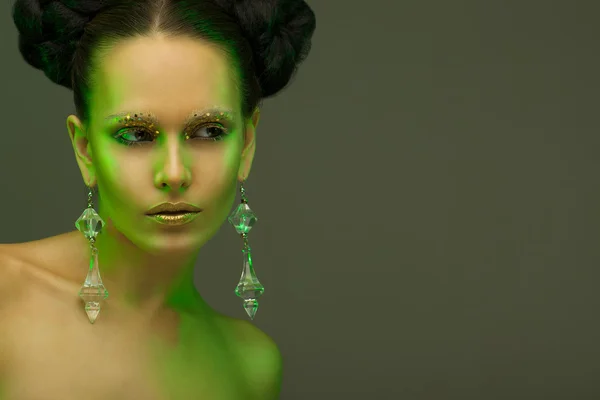 Sobere schoonheid portret in een groene gloed. — Stockfoto