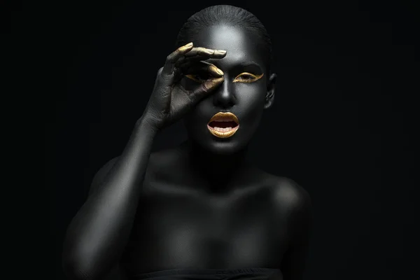 Retrato Beleza Uma Menina Pele Escura Com Maquiagem Dourada — Fotografia de Stock