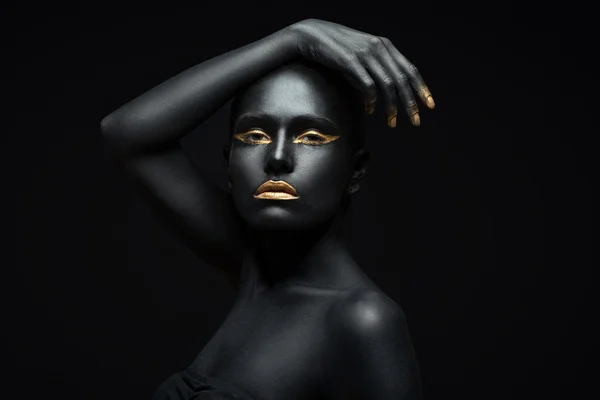 Retrato Belleza Una Chica Piel Oscura Con Maquillaje Dorado — Foto de Stock