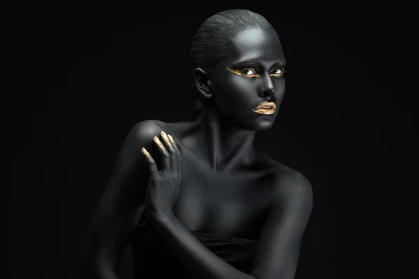 Retrato Beleza Uma Menina Pele Escura Com Maquiagem Dourada — Fotografia de Stock