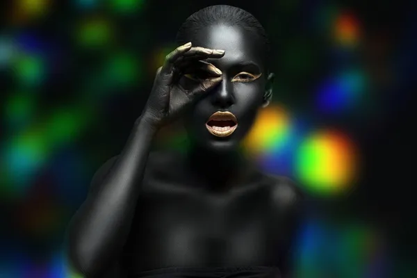 Retrato Belleza Una Chica Piel Oscura Con Maquillaje Dorado — Foto de Stock