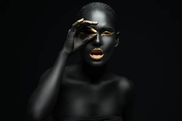 Retrato Beleza Uma Menina Pele Escura Com Maquiagem Dourada Fotografias De Stock Royalty-Free