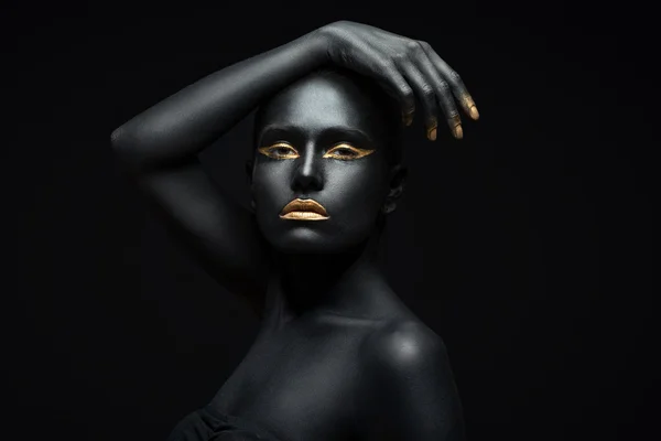 Retrato Beleza Uma Menina Pele Escura Com Maquiagem Dourada Imagem De Stock