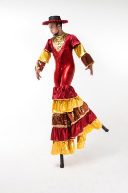 stilts üzerinde kişi