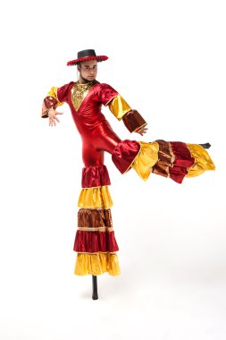 stilts üzerinde kişi