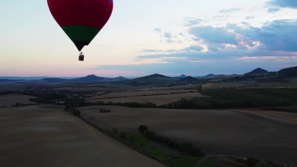 Létající Horkovzdušný Balón Večer Západu Slunce Vysokohorský Vzdušný Bezpilotní Letoun — Stock video