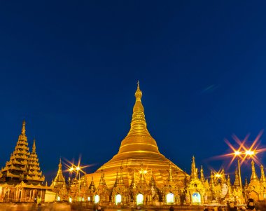 Dusk atmosferini Shwedagon pagoda Yangon, Myanmar