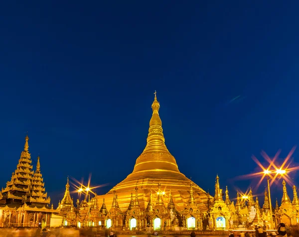 Atmosfeer van de schemering op Shwedagon pagoda in Yangon, Myanmar — Stockfoto