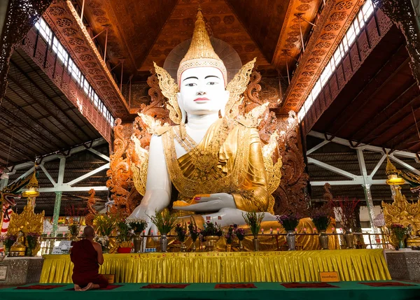 Grote Boeddha in "nga htat gyi" pagode, yangon myanmar — Stockfoto