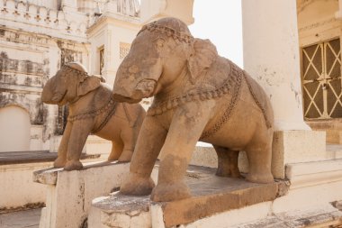 Filler, khajuraho, Hindistan'ın kırık heykelleri