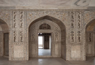 Sarayın zengin oyma ve kakma ile süslü mermer Salonu