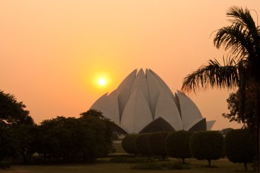 gün batımında Delhi Lotus temple