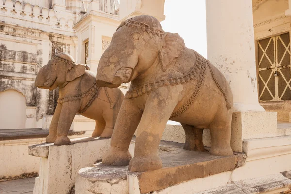 Estátuas quebradas de elefantes em Khajuraho, Índia — Fotografia de Stock