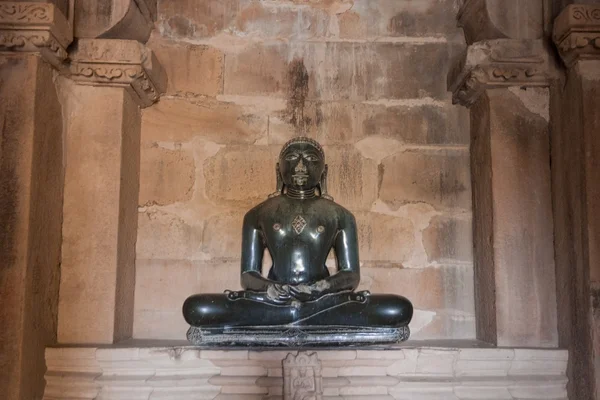 Jain heykeli adinath Tapınağı. Khajuraho, Hindistan