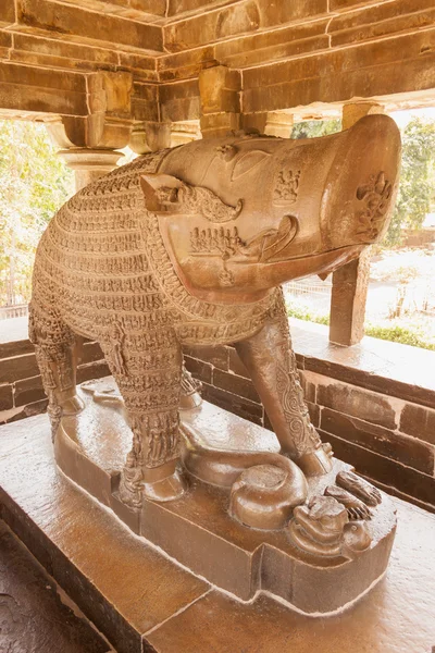 Kamienna statua varaha Dzik. Khajuraho, Indie — Zdjęcie stockowe
