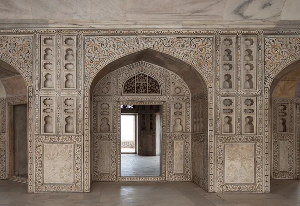 Marmurowa sala pałacu, ozdobiony bogato rzeźbione i mozaiki — Zdjęcie stockowe