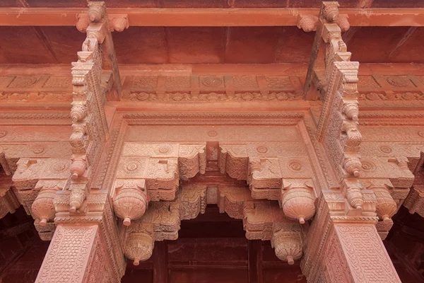 Arch entrance, ornately decorated with carvings. Red Fort, Agra, — Stock Photo, Image