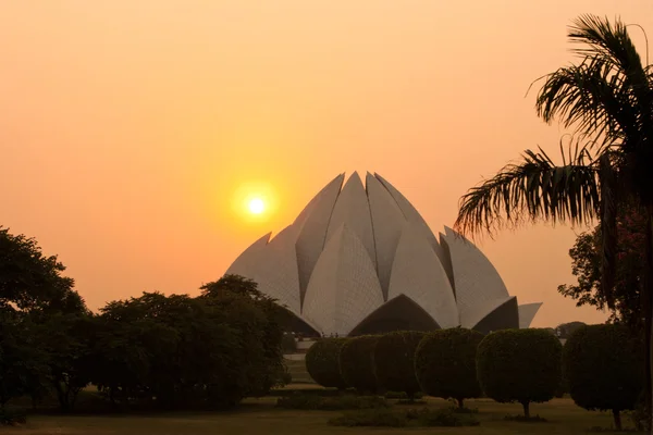 Świątynia lotosu w delhi na zachodzie słońca — Zdjęcie stockowe