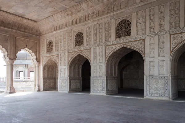 Мраморный зал дворца, украшенный богато резными и инкрустированными — стоковое фото