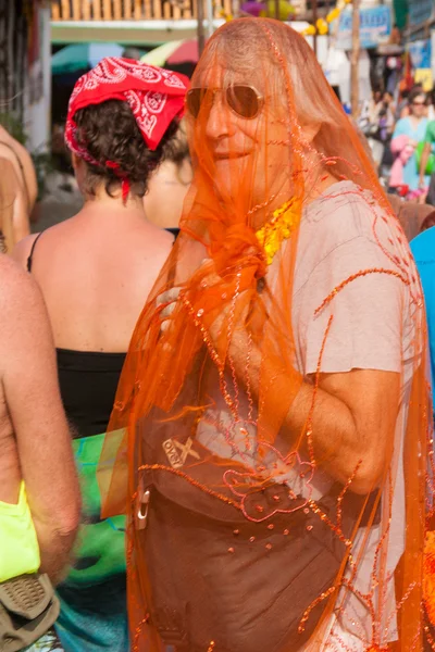 Um homem não identificado envolto em xale vermelho transparente — Fotografia de Stock