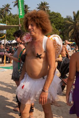 kimliği belirsiz komik melek kostüm yıllık Festival of freaks, arambol beach, goa, Hindistan gider.