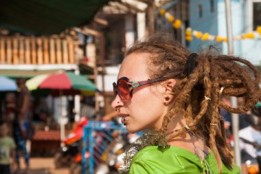dreadlocks freaks, arambol beach, goa, India Festivali casual bilinmeyen bir kızla