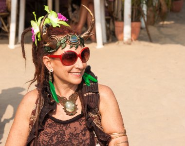 kimliği belirsiz bir kadın karnaval kılık yıllık Festival of freaks, arambol beach, goa, Hindistan, 5 Şubat 2013.