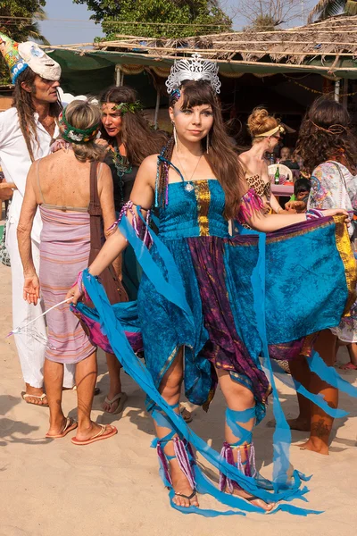 Uma jovem não identificada dançando de terno azul no festival anual de aberrações, praia de Arambol, Goa, Índia — Fotografia de Stock