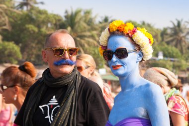 mavi deri ve yıllık Festivali, arambol beach, goa, Hindistan, 5 Şubat 2013 itibariyle mavi bıyıklı bir erkek ile bir kadın.