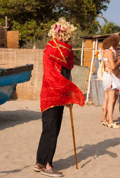 kimliği belirsiz bir adam bir peruk tak yıllık Festival of freaks, arambol beach, goa, Hindistan, kırmızı bir fular 5 Şubat 2013 yılında.