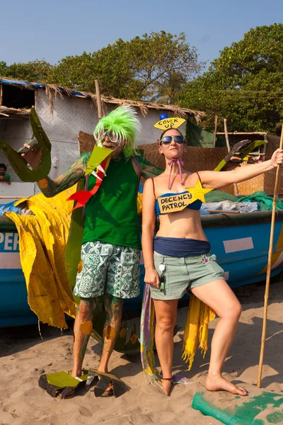 Ongeïdentificeerde man en vrouw in vreemde kostuums op het jaarlijkse festival van freaks, arambol beach, goa, india, 5 februari 2013. — Stockfoto