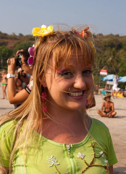 yıllık Festival of freaks, arambol beach, goa, Hindistan, 5 Şubat 2013 saçında çiçekler ile bilinmeyen bir kız.
