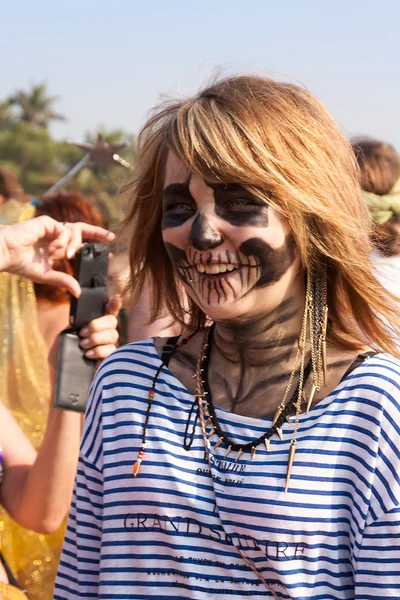 Uma menina de maquiagem e colete pirata no festival anual, praia de Arambol, Goa, Índia, 5 de fevereiro de 2013 . — Fotografia de Stock