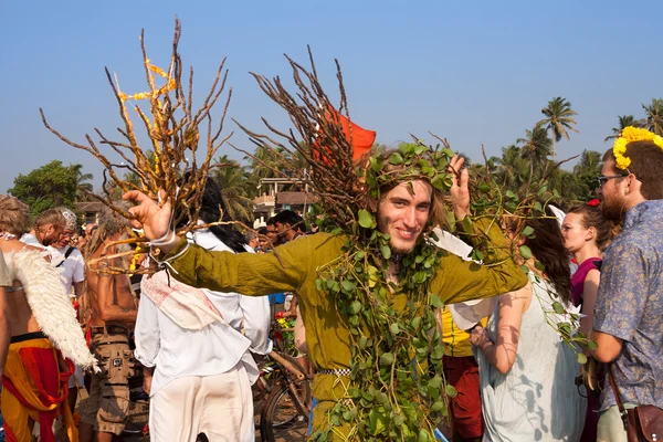 yeşil elbiseli kimliği belirsiz bir adam 5 Şubat 2013 yıllık Festival of freaks, arambol beach, goa, Hindistan, doğal malzemelerden yapılmış