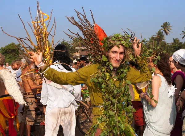 वार्षिक उत्सव, अरंबोल बीच, गोवा, भारत येथे नैसर्गिक साहित्यापासून बनविलेल्या हिरव्या सूटमध्ये एक माणूस, 5 फेब्रुवारी 2013 सहभागी, प्रेक्षक आणि सर्व पर्यटक एक सुंदर मूडसह मजा करतात . — स्टॉक फोटो, इमेज